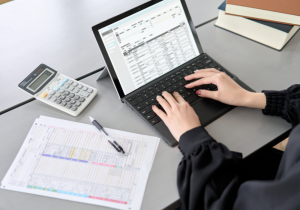 Boekhouding laptop cijfers